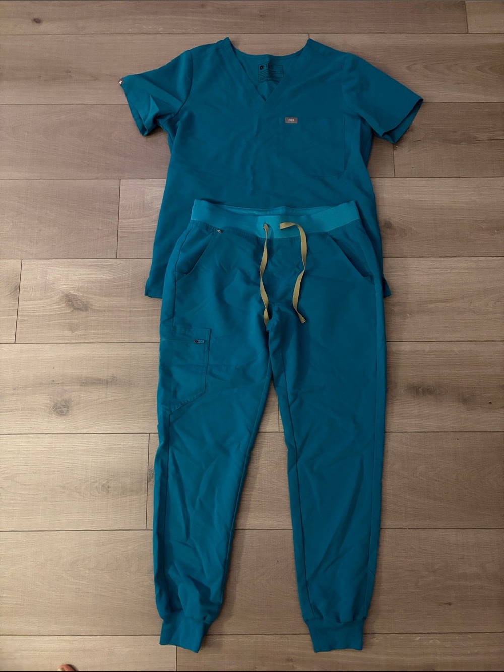 Figs Women’s Teal Jogger Scrub Top and Pants with Drawstring
